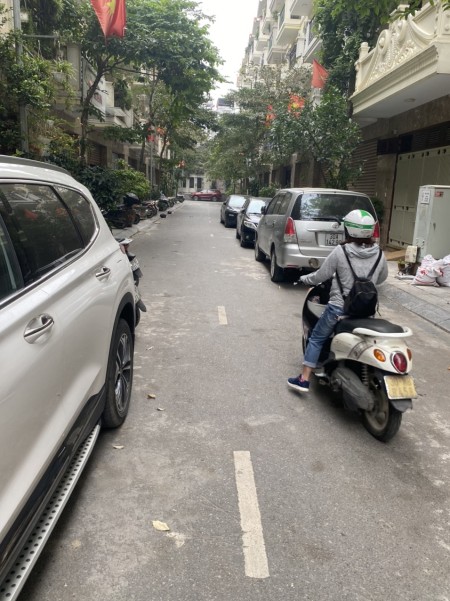 Cho thuê nhà ngõ 68 Ngụy Như Kom Tum, Quận Thanh Xuân dt 63m, 4 tầng, 25 tr/th.