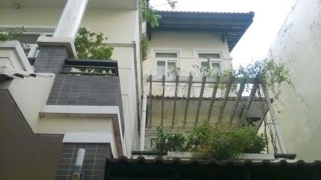 Cho thuê biệt thự sân vườn Phú Nhuận, 10x25m trệt 2 lầu sân thượng có gara xe hơi giá cho thuê 50tr