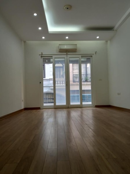 Cho thuê gấp nhà Ngõ 172 Nguyễn Tuân, dt 60m x5t, giá 23tr/th, ngõ rộng thoáng gần phố