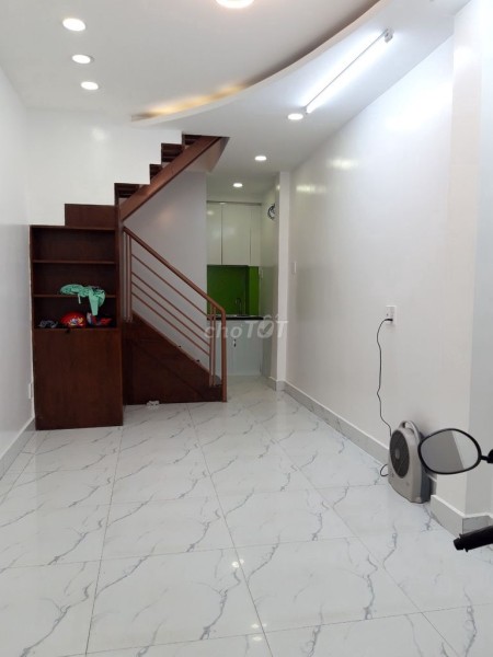 Có nhà 68/17 Trần Quang Khải, Quận 1 ngay trung tâm cần cho thuê giá 11 triệu/tháng, dtsd 28m2