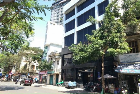 Cho thuê nhà MT Yersin Quận 1. 16x20m trệt lửng 3 lầu mặt tiền rộng có lề đậu xe thuận lợi KD