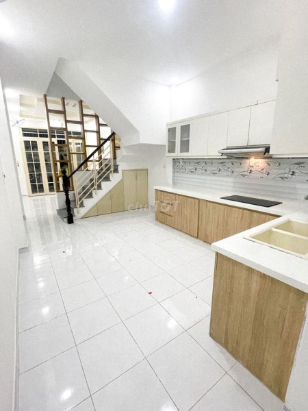 Hẻm thông đường chính cần cho thuê nguyên căn giá 8 triệu/tháng, dtsd 70m2, Phạm Hữu Lầu, Quận 7