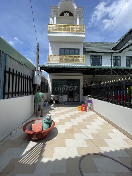 Mặt tiền Quốc Lộ 13 cần cho thuê nhà 3 tầng đúc, giá 12 triệu/tháng, diện tích 50m2