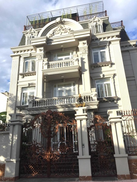 Biệt thự kế cổ điển kiến trúc đẹp hầm 3 lầu 7 phòng giá cho thuê 60 triệu/tháng