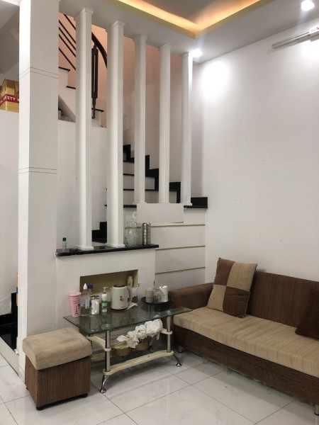 Cho thuê nhà Huỳnh Văn Bánh, trệt, 3 lầu, 3PN đúc kiên cố, giá 18 triệu/tháng