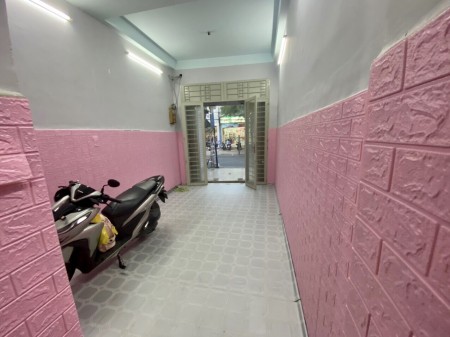 Nhà cho thuê 2 tầng 1 sân thượng còn mới đúc kiên cố, kiến trúc nhà đẹp thông thoáng