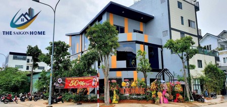 Cho thuê Tòa nhà VP Dream Office 450m2 Gồm 330m2 sàn xây dựng và 100m2 tiện ích cây xanh, hồ cá