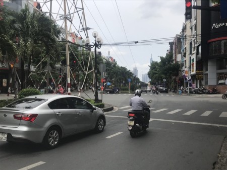 Cho thuê nhà MT Phan Xích Long P7 Phú Nhuận. Gồm trệt lửng 3 lầu sân thượng có 7PN