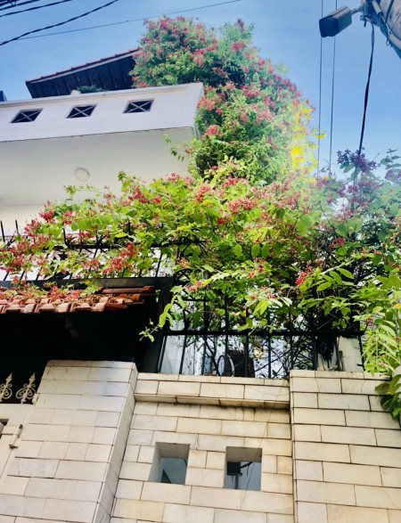 Nhà cho thuê đường Huỳnh Văn Bánh, Phú Nhuận. 7x15m trệt 3 lầu có 6 phòng, giá cho thuê 30 triệu/th