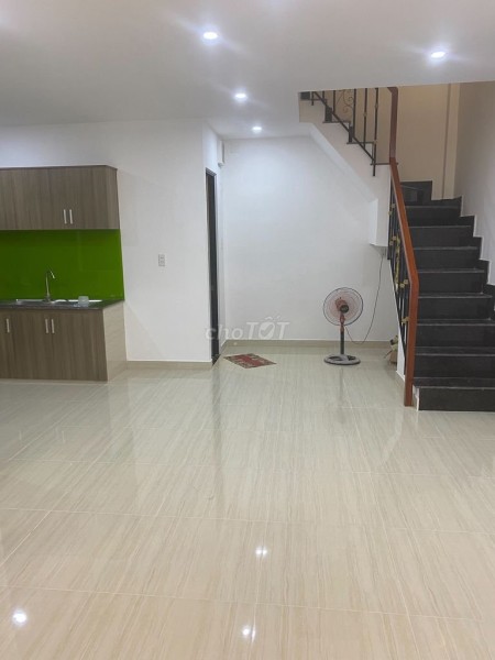 Cho thuê nhà MT Bắc Hải P6 Tân Bình. 5x25m trệt 2 lầu, trống suốt cầu thang cuối nhà