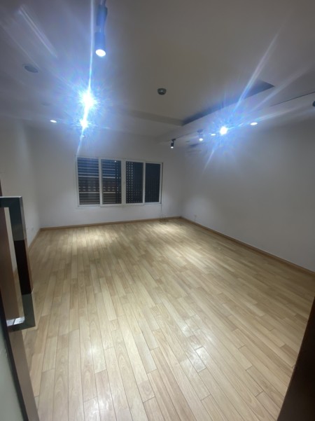 Cho thuê nhà riêng ngõ Trần Duy Hưng Nhà Full nội thất. dt 55m x5t mt 5m. Ô tô vào nhà