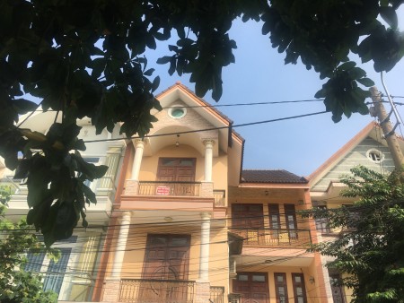 Cho thuê biệt thự 2 mặt tiền dt 160m2 (8x20) khu Đỗ Xuân Hợp Quận 9, 3 tầng đúc