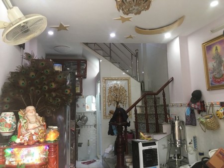 Có nhà 1 trệt, 1 lửng, 2 lầu cần cho thuê giá 7 triệu/tháng, dtsd 20m2, hẻm Tôn Đản, Quận 4