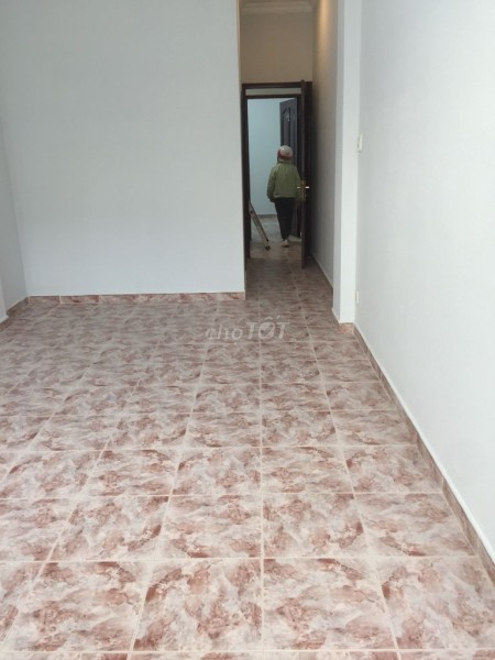 Nhà rộng 33m2, 1 trệt, 2 lầu có sân thượng diện tích 33m2, giá cho thuê 3 triệu/tháng