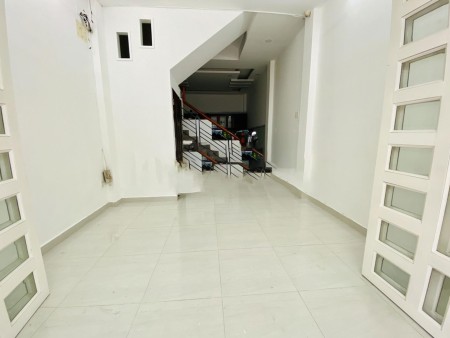 Cho thuê gấp nhà hẻm xe hơi gần chợ, Quận 11, 5 phòng ngủ, 4 nhà vế sinh, 1 trệt, 3 lầu, sân thượng