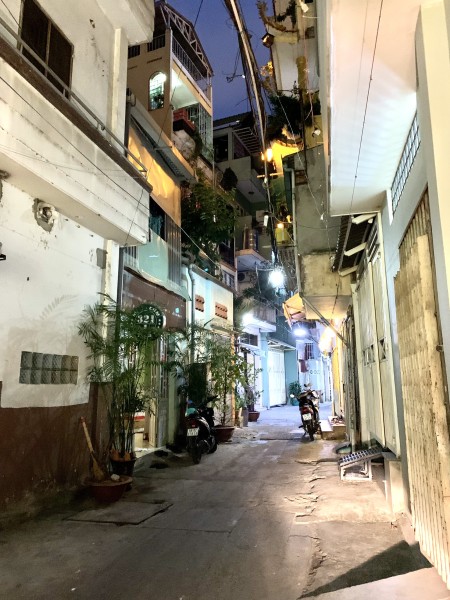 Nhà mới trung tâm Quận 1 5 pn, 3 wc 1trệt, 2 lầu sân thượng, thuê giá ưu đãi trước tết