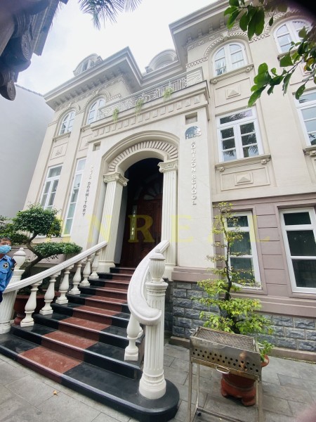 Nhà nguyên căn phong cách biệt thự cho thuê tại Quận 2