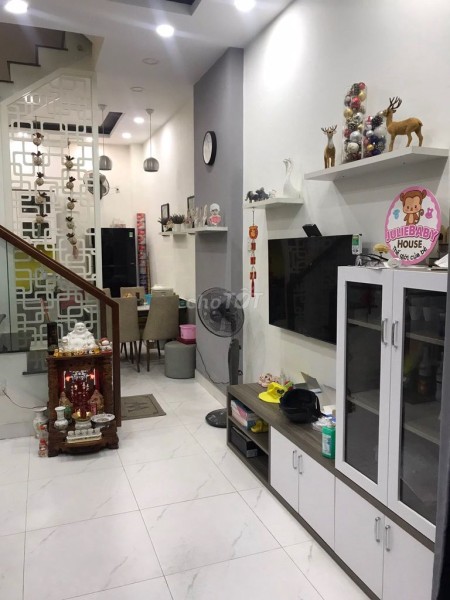 Đường Cách Mạng Tháng Tám Quận 3 cần cho thuê nhà rộng 90m2, giá 17 triệu/tháng, 90m2, 3 phòng ngủ, 4 toilet