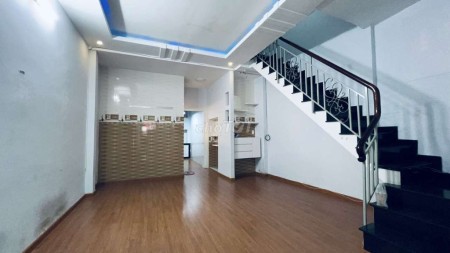 Cần cho thuê nhà dtsd 60m2, 3 tầng đúc, giá 15 triệu/tháng, hẻm 56F/39A Đào Duy Từ, Quận 10