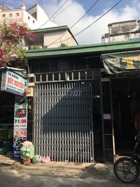 Chủ cho thuê nhà 40m2, cấp 4 còn mới, tường dán gạch, tiện kinh doanh, giá 10 triệu/tháng