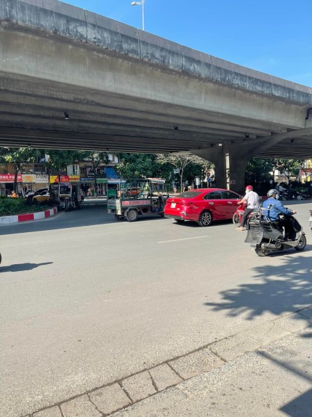 Cho thuê mặt bằng, sàn tầng 1, showrom, mặt phố Nguyễn Xiển, Dt 280m, mt9m, giá 60tr/ tháng.