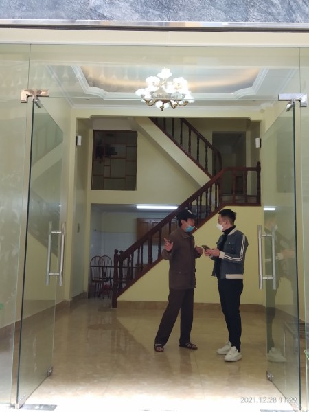 Cho thuê nhà tại đường hoàng quốc việt DT50m 1 sàn, chia 5pn 4wc ô tô đỗ cửa