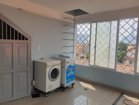 Cho thuê villa sân vườn, khu an ninh có bảo vệ, full nội thất giá: 2700$.