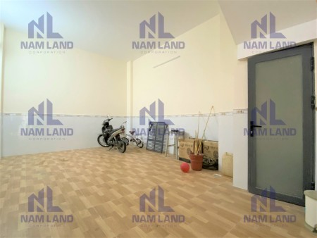 Nhà mới xây 100%, 3 lầu, 6 phòng trung tâm giá 35 triệu/tháng, khu dân cư đông đúc