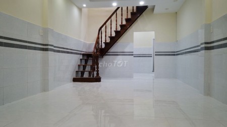 Hẻm Cách Mạng Tháng Tám, Quận 3 cần cho thuê nhà 2 tầng đúc, giá 9.5 triệu/tháng, dt 40m2
