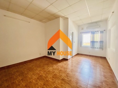 Nhà phố đẹp xin 3 phòng ngủ tại Thảo Điền, Quận 2. Diện tích: 4,4m x 20m