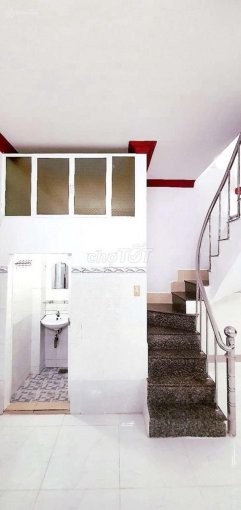Cho thuê nhà hẻm Đoàn Văn Bơ, quận 4, 32.5m2, 2PN, 8.8 triệu/tháng. Lh 0909678735