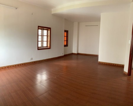 Cho thuê nhà nguyên căn làm mặt tiền ở Quận 5