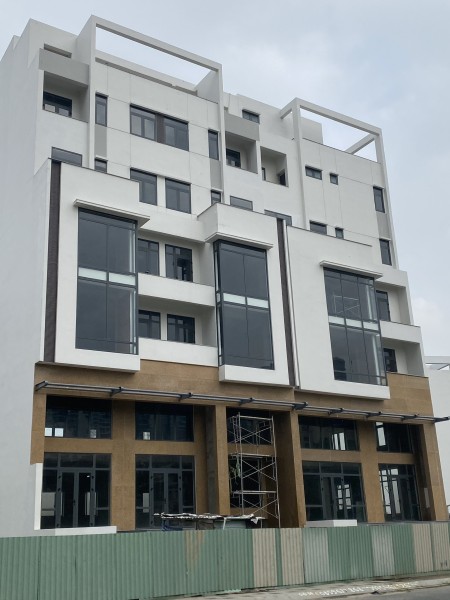 Cho thuê Tòa nhà văn phòng 2000m2 8 tầng sàn trống suốt Trung tâm Quận 2