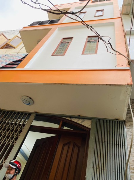 Cần cho thuê nhà nguyên căn 1 trệt 2 lầu đường Huỳnh Tấn Phát Q7 135m2 giá 10 TR, NỘI THẤT CƠ BẢN