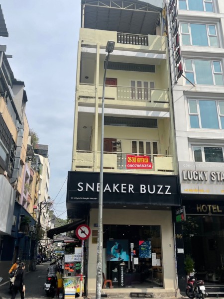 A Tuấn cho thuê nhà 360m2, góc 2 MT đường Nguyễn Trãi, Quận 1 giá rẻ 150 tr/th