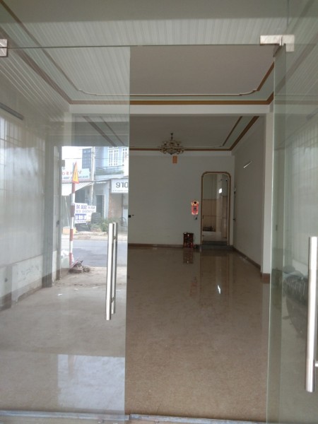 Nhà 130m2, 3PN, 3WC, ngay ngã ba Chợ đầu mối Lê Hồng Phong, Liên Nghĩa, Đức Trọng, giá 15 tr/th.