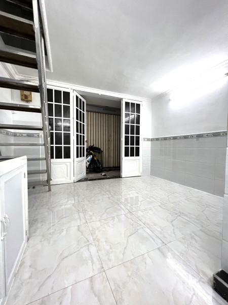 Cho thuê nhà Dt 4m x 5m, hẻm 2m đường Nguyễn Văn Cừ Q1, giá 8 triệu/tháng. lh ️️0789.888.370