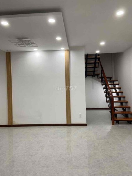 Luân cho thuê nhà nguyên căn 1 trệt 1 lầu, hẻm xe máy đầu hẻm đường Nguyễn Khuyến