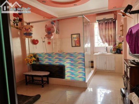 Cho thuê căn nhà có 1 tầng trệt, 2 lầu với 3PN, có nội thất ngay Quận 1 trung tâm Thành Phố