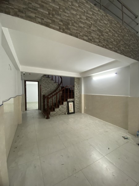 Nhà 5 lầu Quận 1, cách mặt tiền chỉ 10m cho thuê với giá 28tr/tháng