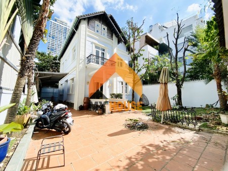 SOS! Biệt thự trắng, sân vườn thư giãn tại Thảo Điền Quận 2. Diện tích 500M2