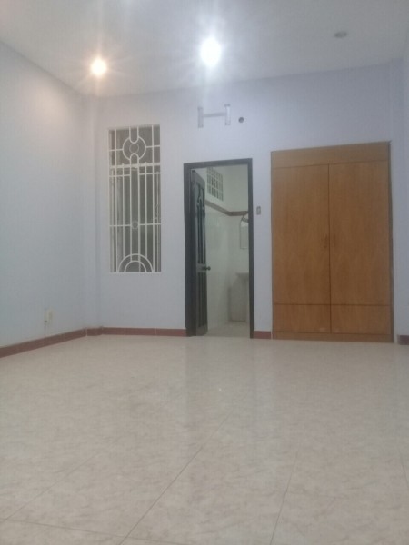 Nhà nguyên căn 32 Triệu/Tháng có Diện tích 4.2m x 22m, 1 trệt 2 lầu sân thượng đúc 6 phòng ngủ 5 WC