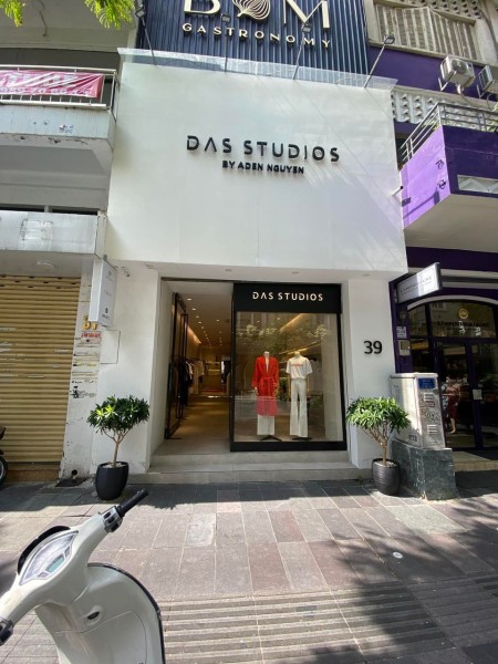 Nhà nguyên căn mặt tiền đường ngay trung tâm Quận 1 rất thuận tiện cho mọi quá trình kinh doanh