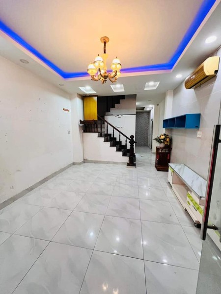 Nhà nguyên căn tinh chủ nhà không sử dụng nên cần cho thuê 4m x 11m, giá chỉ 9 triệu/tháng