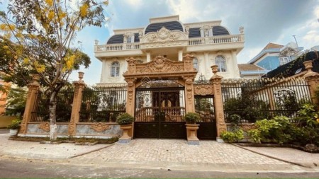 Căn nhà biệt thự cho thuê DTSD 500m2, 3 tầng, giá 40 triệu/tháng. LH 0906993138