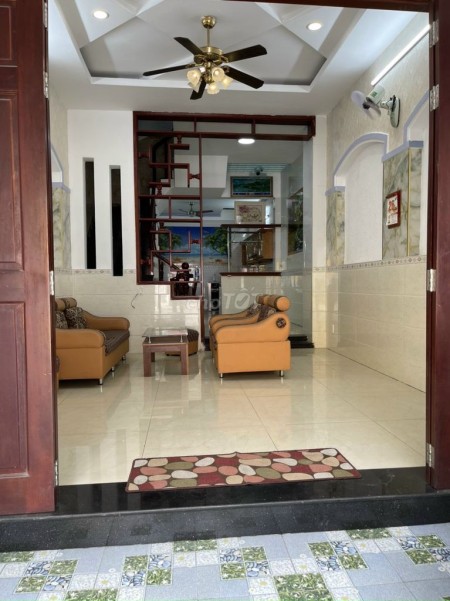 Nhà Gò Vấp 268.8 m2 cần cho thuê, tiện ích đầy đủ, có ban công thoáng mát