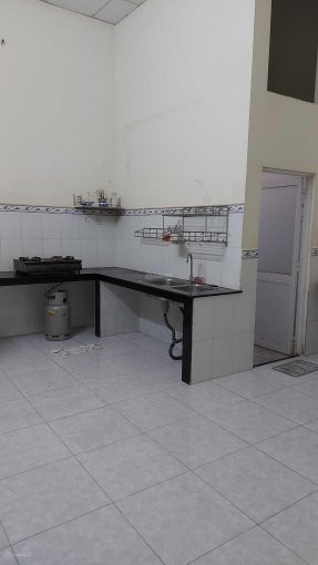 Nhà cấp 4 cho thuê 135m2, 2PN, 2WC có sân ô tô, giá 8 triệu/tháng. LH 0708798534