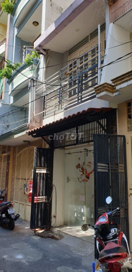 Nhà 2 lầu đường Vườn Chuối, Quận 3 cho thuê chỉ 10 triệu đồng/tháng