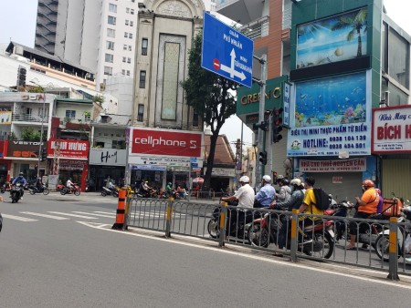 Cho thuê nhà GÓC 2 mặt tiền ngang LỚN 6m, Đ.Hai Bà Trưng, Q1 300m2 chỉ 40tr