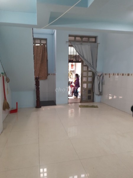 Cho thuê nhà nguyên căn quận 11, 2 lầu, có sẵn máy lạnh, 40m2, 3 phòng ngủ,